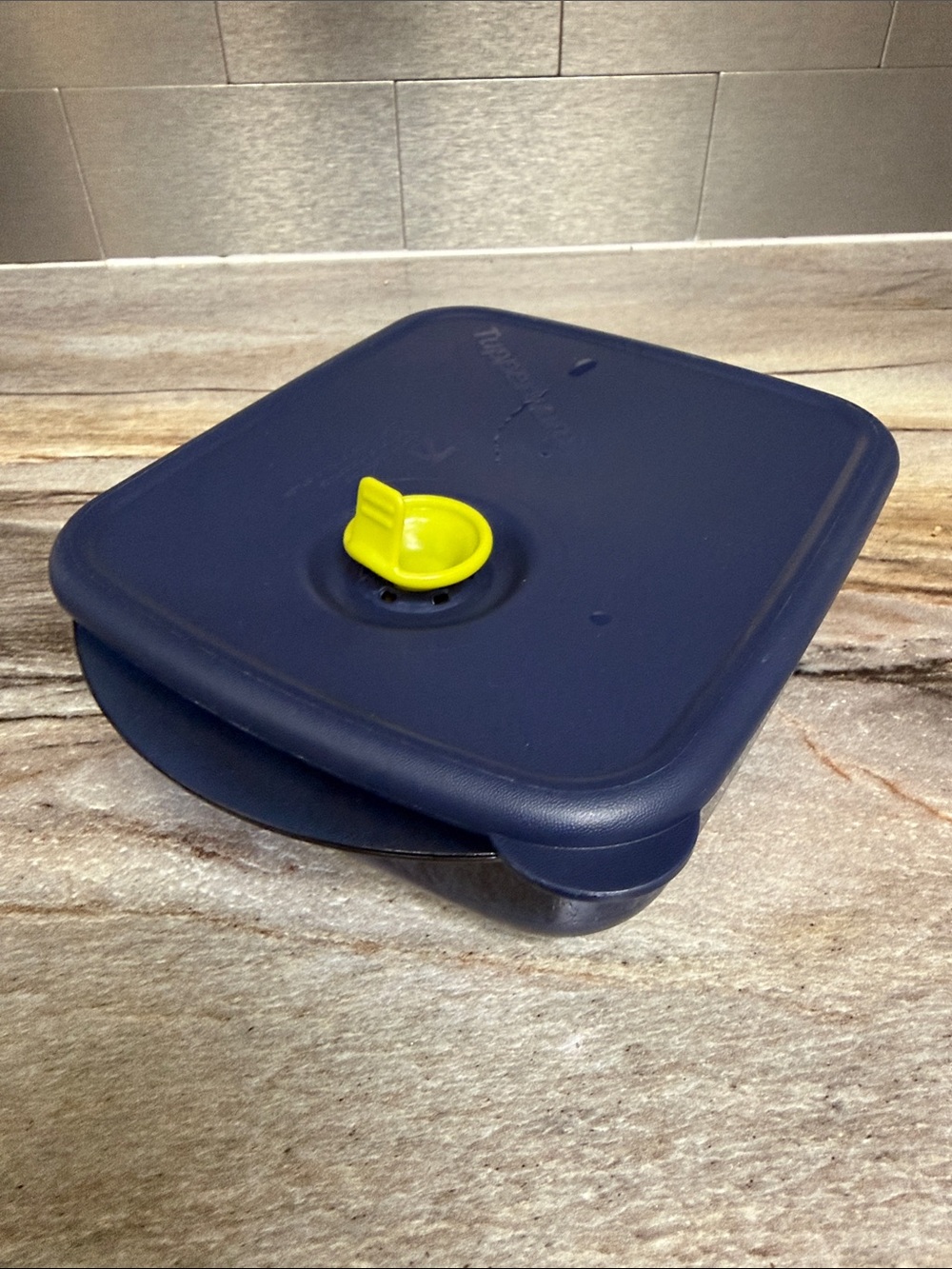 Tupperware Vent n Serve 2 1/2 cup